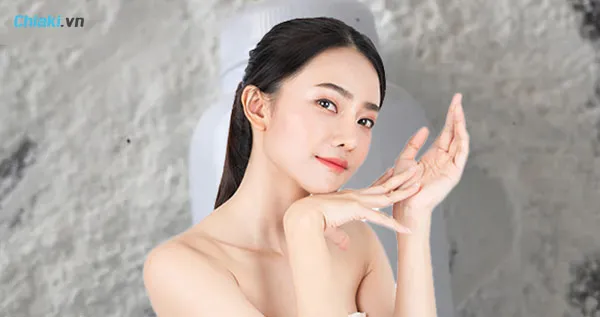 c&aacute;ch l&agrave;m trắng da to&agrave;n th&acirc;n bằng phấn r&ocirc;m rất hiệu quả