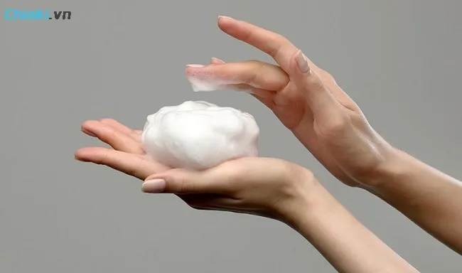 Lấy một lượng sữa rửa mặt Hada Labo tạo bọt vừa đủ