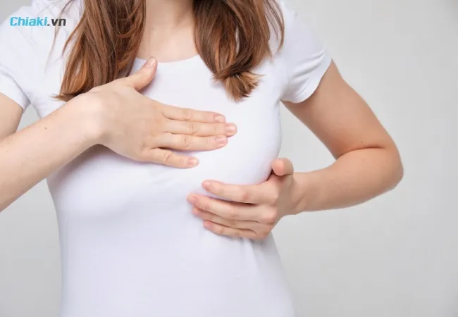 Đầu v&uacute; xuất hiện m&agrave;u th&acirc;m, sờ đau