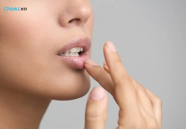 Thay đổi sắc tố da v&agrave; m&ocirc;i tr&ocirc;ng nhợt nhạt