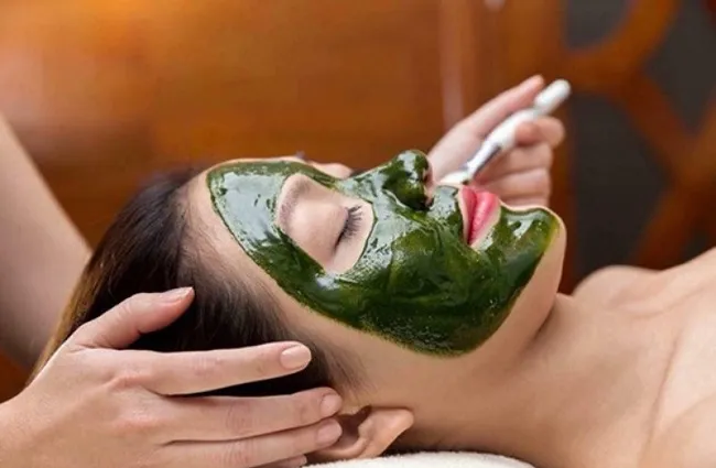 N&ecirc;n đắp mặt nạ tảo xoắn mấy lần 1 tuần