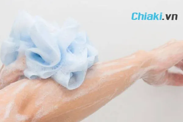 Sử dụng b&ocirc;ng tắm để tạo bọt v&agrave; tăng khả năng l&agrave;m sạch