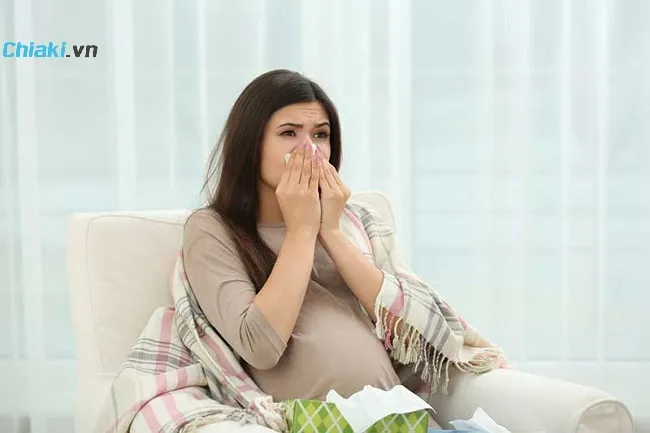 Nguy&ecirc;n nh&acirc;n khiến b&agrave; bầu bị ho