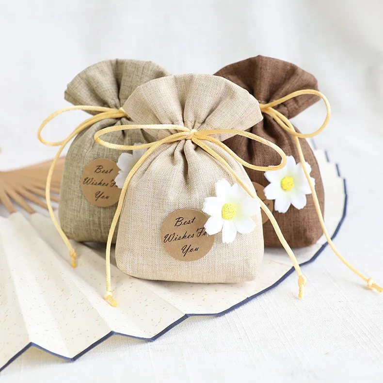 Xịt nước hoa v&agrave;o t&uacute;i vải thơm giữ m&ugrave;i v&agrave; mang theo m&igrave;nh