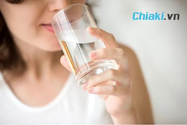 Uống đủ 2 l&iacute;t nước mỗi ng&agrave;y
