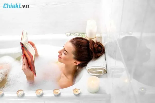 Xịt body mist khi cơ thể c&ograve;n ẩm sẽ tăng độ lưu hương d&agrave;i l&acirc;u