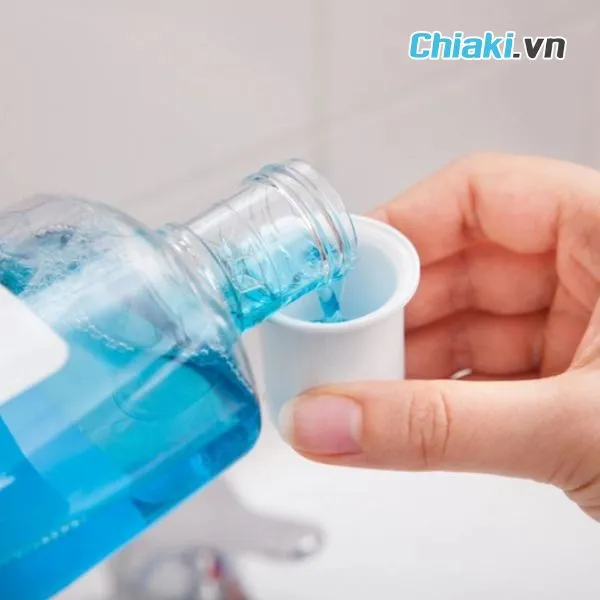 Sử dụng nước s&uacute;c miệng đ&uacute;ng c&aacute;ch gi&uacute;p bảo vệ răng miệng hiệu quả