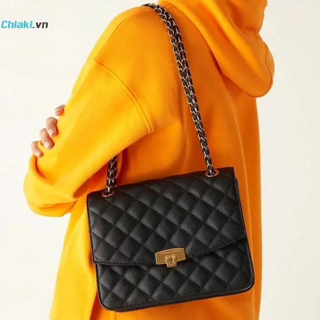 T&uacute;i Charles & Keith Quilted Push-Lock Clutch Bag - Black