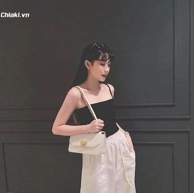 T&uacute;i x&aacute;ch Charles & Keith Croc-Effect Chain Strap Crossbody Bag