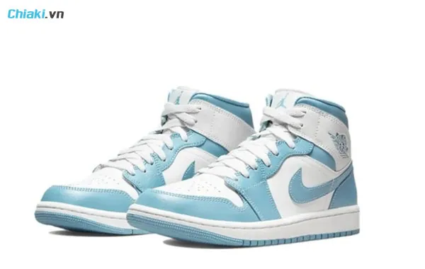trong c&aacute;c mẫu gi&agrave;y Nike phải kể đến Air Jordan 1 Mid University Blue BQ6472-141