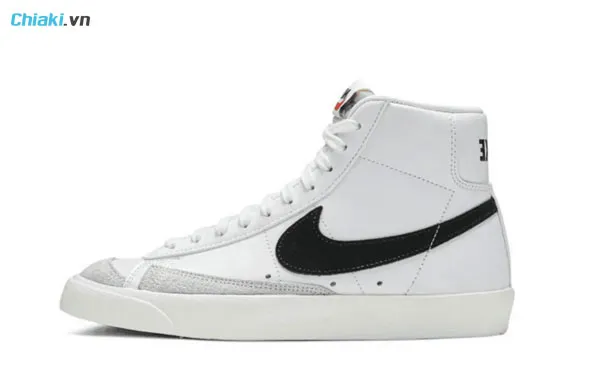 trong c&aacute;c mẫu gi&agrave;y Nike phải kể đến Blazer Mid 77 Vintage White/Black CZ1055-100/BQ6806-100