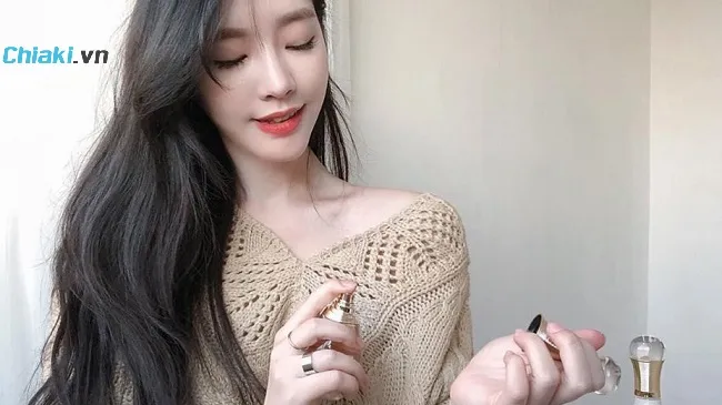C&aacute;ch xịt nước hoa d&agrave;nh cho nữ 15 tuổi thơm l&acirc;u