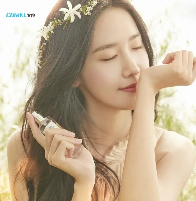 C&aacute;ch xịt nước hoa m&ugrave;i hoa sen lưu hương l&acirc;u