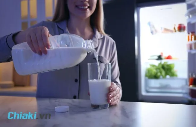 C&oacute; n&ecirc;n uống sữa v&agrave;o ban đ&ecirc;m