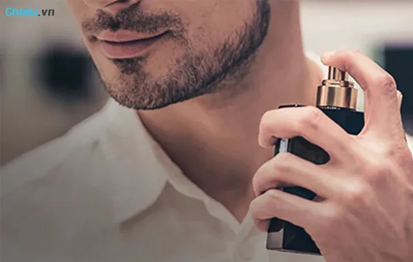 hướng dẫn c&aacute;ch xịt nước hoa nam Versace