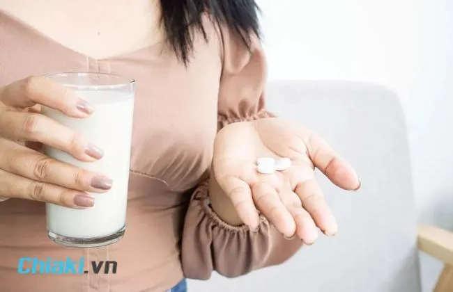 N&ecirc;n uống sữa sau khi uống thuốc bao l&acirc;u