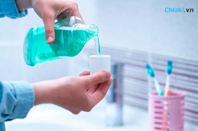 C&aacute;ch d&ugrave;ng nước s&uacute;c miệng trị h&ocirc;i miệng