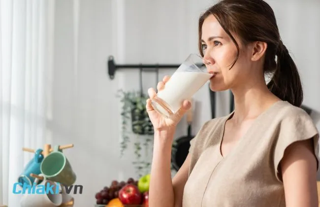 Sai lầm uống sữa thay nước