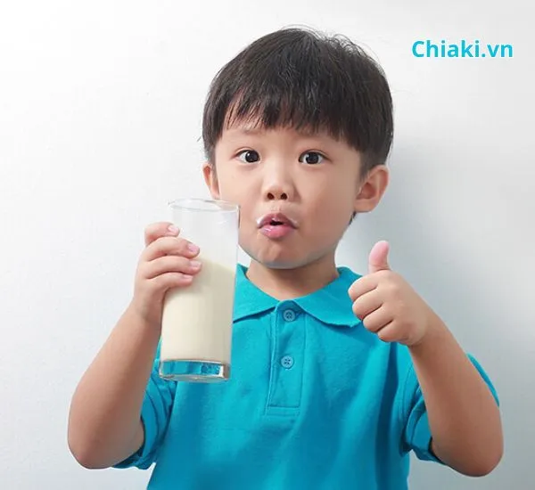 Lưu &yacute; khi cho b&eacute; uống sữa tăng chiều cao