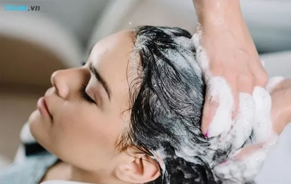 C&aacute;ch giữ nếp t&oacute;c uốn bằng c&aacute;c loại dầu gội chuy&ecirc;n dụng