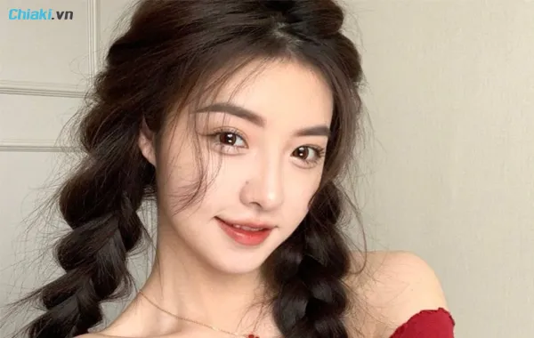 C&aacute;ch giữ nếp t&oacute;c uốn bằng việc tết t&oacute;c
