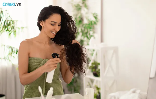 C&aacute;ch giữ nếp t&oacute;c uốn bằng xịt giữ nếp