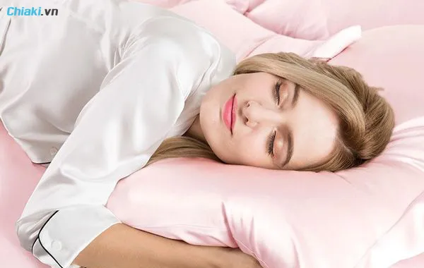 c&aacute;ch giữ nếp t&oacute;c uốn bằng gối lụa