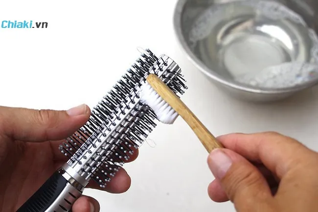 C&aacute;ch vệ sinh lược điện chải t&oacute;c&nbsp;