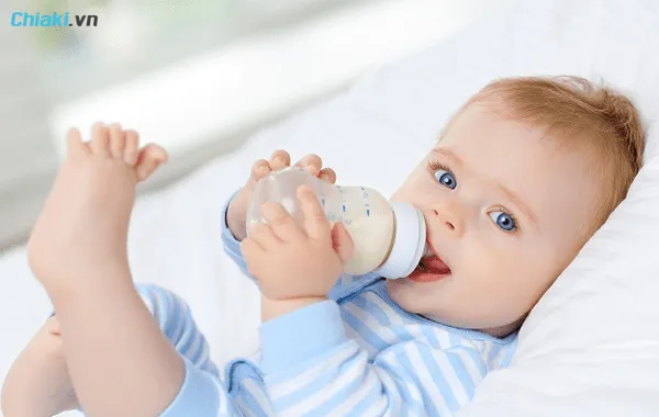 Lượng sữa cho trẻ sơ sinh bao nhiêu là đủ? Những điều mẹ cần lưu ý