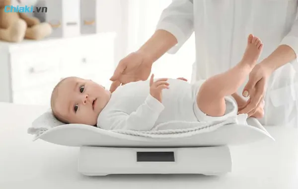 N&ecirc;n đổi sữa khi trẻ chậm tăng c&acirc;n