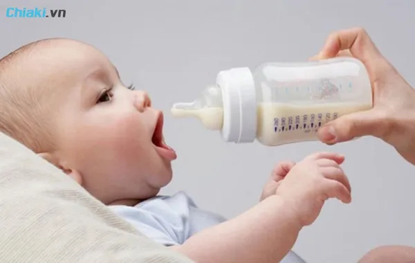 N&ecirc;n đổi sữa khi trẻ bước sang giai đoạn mới
