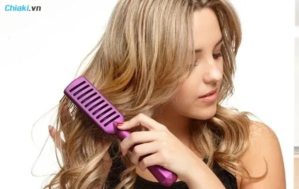 C&aacute;ch giữ nếp t&oacute;c uốn bằng việc sử dụng lược thưa để chải t&oacute;c