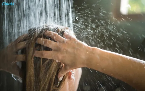 C&aacute;ch giữ nếp t&oacute;c uốn bằng việc gội đầu với nước lạnh
