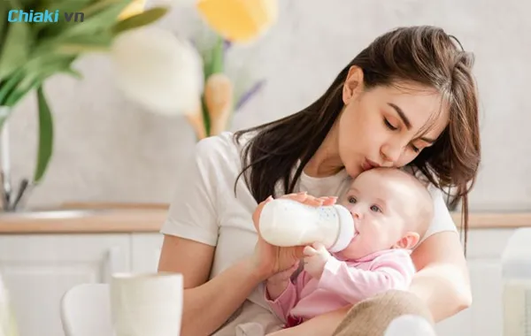 Kinh nghiệm đổi sữa cho trẻ sơ sinh l&agrave; phải dựa v&agrave;o độ tuổi