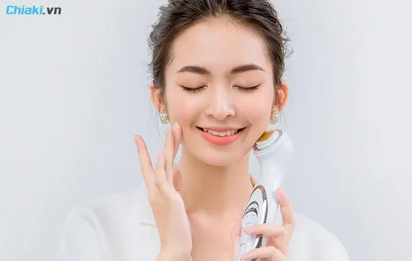 Sử dụng m&aacute;y massage mặt gi&uacute;p da được săn chắc
