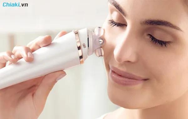 Sử dụng m&aacute;y massage mặt gi&uacute;p thư gi&atilde;n