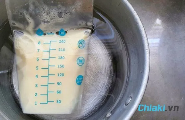 r&atilde; đ&ocirc;ng sữa mẹ trong ngăn đ&aacute; tủ lạnh