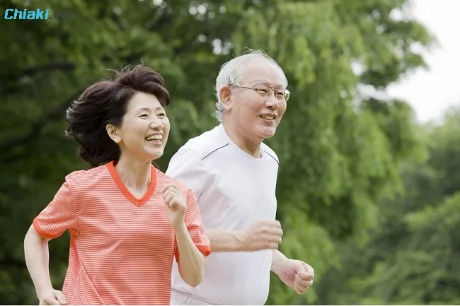 Uống sữa Ensure bổ sung vitamin v&agrave; kho&aacute;ng chất cho người cao tuổi