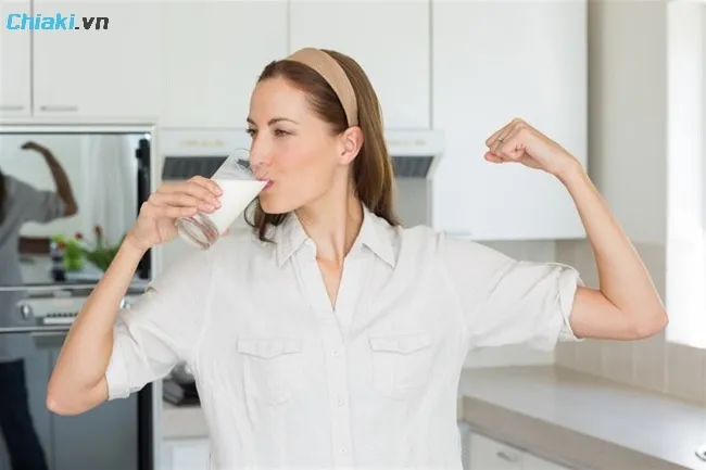Uống sữa Ensure sau bữa ăn kết hợp với tập luyện để tăng c&acirc;n