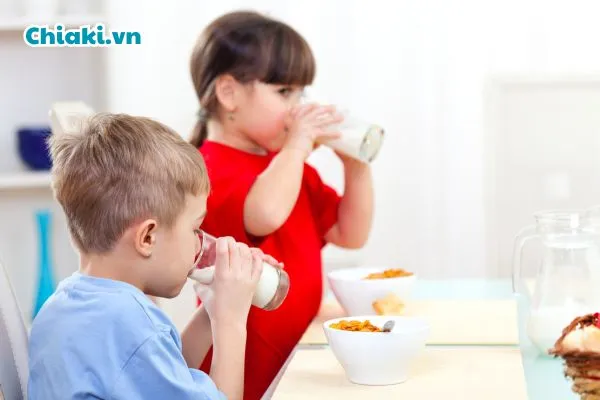 Pha thuốc cho trẻ uống c&ugrave;ng sữa c&oacute; được kh&ocirc;ng?
