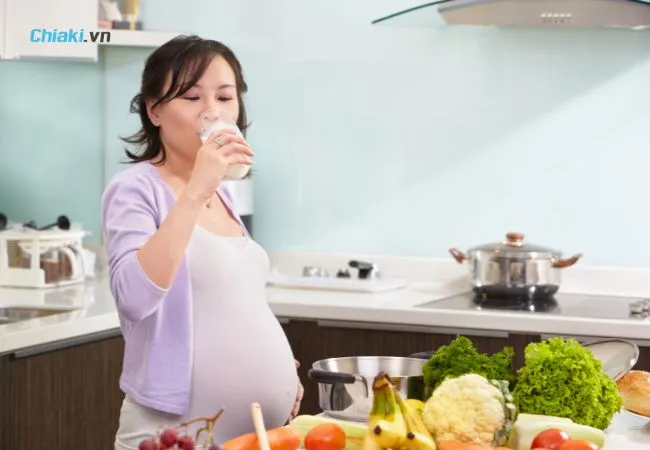 Dư ối c&oacute; thể uống sữa tươi kh&ocirc;ng đường theo lượng ti&ecirc;u chuẩn