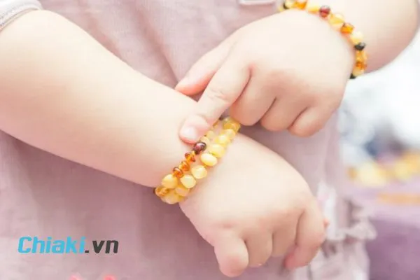 C&aacute;ch đeo v&ograve;ng hổ ph&aacute;ch cho b&eacute;