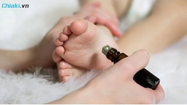 Xoa th&ecirc;m dầu tr&agrave;m v&agrave;o l&ograve;ng b&agrave;n ch&acirc;n v&agrave; giữ ấm ch&acirc;n của b&eacute;