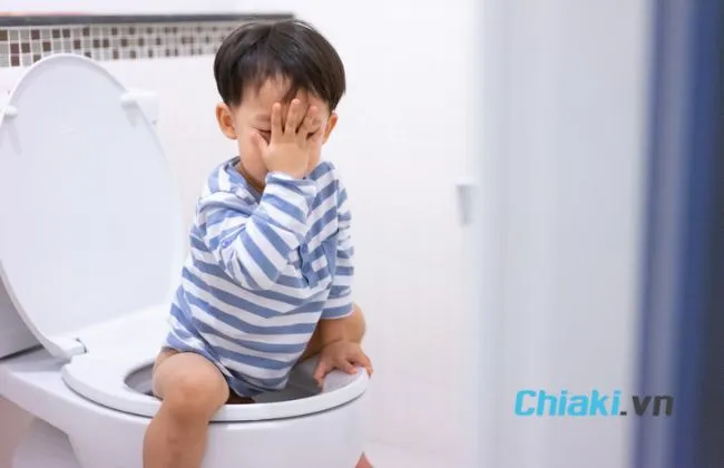 T&igrave;nh trạng t&aacute;o b&oacute;n ở trẻ nhỏ