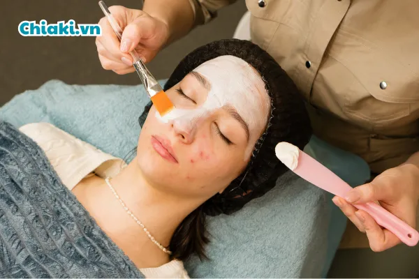 Hướng dẫn sử dụng kem trị mụn v&agrave; serum đ&uacute;ng c&aacute;ch