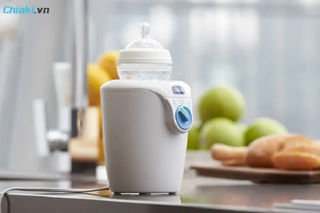 H&acirc;m sữa cho b&eacute; bằng m&aacute;y h&acirc;m sữa chuy&ecirc;n dụng