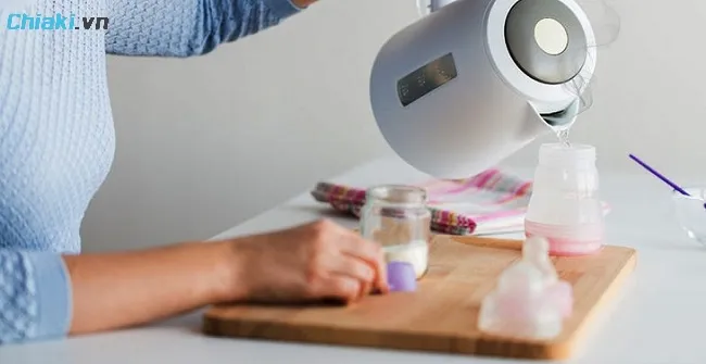 Dụng cụ pha sữa cần được tiệt tr&ugrave;ng v&agrave; l&agrave;m kh&ocirc;