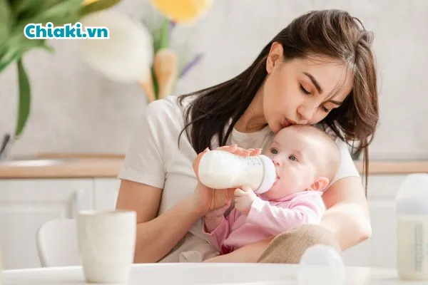 Khi n&agrave;o n&ecirc;n cho b&eacute; uống sữa c&ocirc;ng thức?