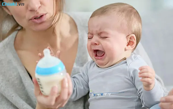 Những rủi ro khi uống 2 loại sữa c&ocirc;ng thức c&ugrave;ng l&uacute;c
