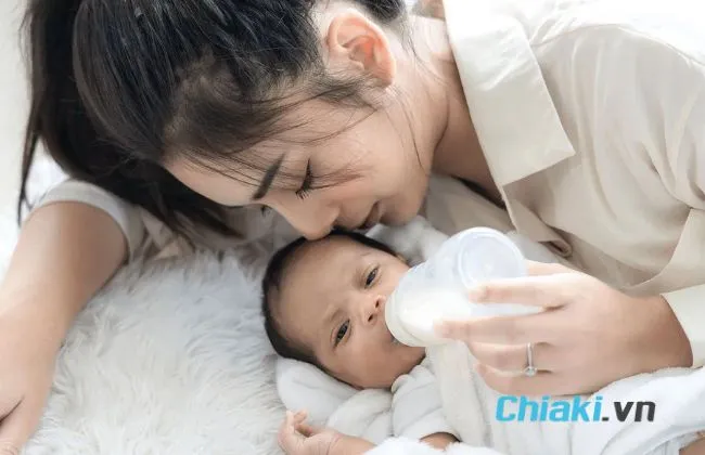 Trẻ sơ sinh b&uacute; bao nhi&ecirc;u ml sữa c&ocirc;ng thức